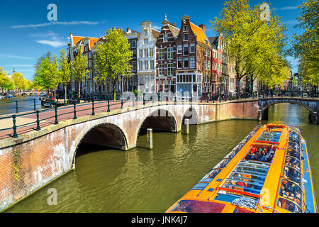 Straordinaria Canali di Amsterdam e tipiche case olandesi in capitale dei Paesi Bassi, Europa Foto Stock