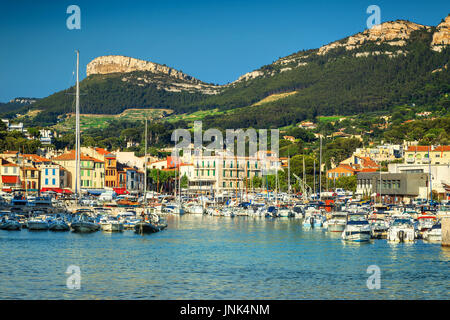 Splendido porto di pescatori con barche e yacht di lusso in Cassis, Marsiglia, Francia, Europa Foto Stock