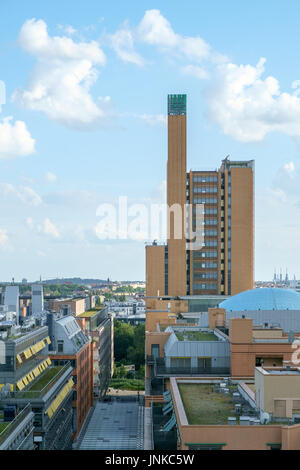 Berlino, Germania - Luglio 2017: vista West-Southwest da Potsdamer Platz lungo su Alte Potsdamer Straße di Berlino in Germania nel luglio 2017. Foto Stock