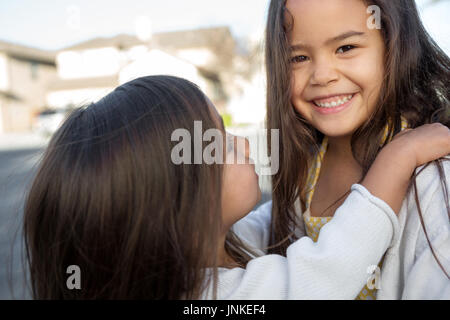 Carino bambine avvolgente. Sorelle e migliori amici. Foto Stock