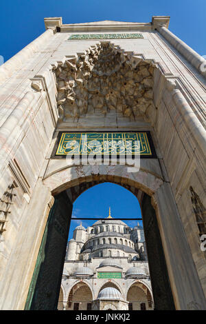 Vista sulla Moschea Blu attraverso archi, Istanbul, Turchia Foto Stock