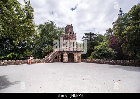 Il Portogallo , Sintra . Palace Regaleira è tipico gotico elementi architettonici , come torrette, mascheroni e una torre a forma di ottagono. Foto Stock