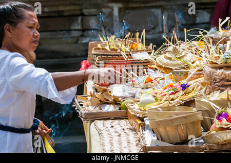 Bali, Indonesia - 30 luglio 2013. Alcune donne non identificato la preparazione di offerte e la cerimonia nella indù, buddista di Tempio Odalan. Foto Stock