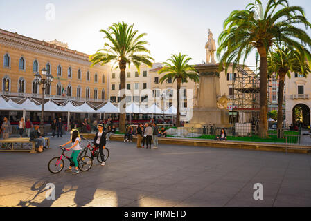 Sassari Sardegna piazza, vista attraverso la piazza d'Italia nel centro di Sassari in una serata estiva, SARDEGNA. Foto Stock