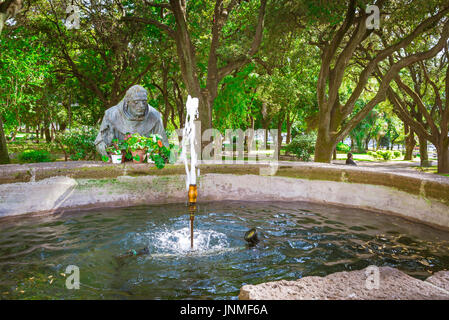 Sassari Sardegna park, la fontana e la statua di San Francesco di Assisi nei Giardini Pubblici - Giardini Pubblici - a Sassari nel nord Sardegna. Foto Stock