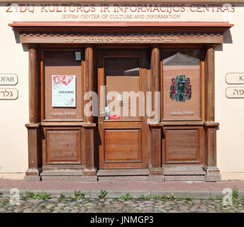 VILNIUS, Lituania - 27 luglio 2017: vintage in legno porta in centro ebraico di cultura e informazione su Mesinu street Foto Stock