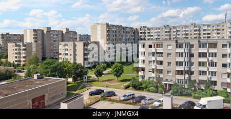 VILNIUS, Lituania - 27 luglio 2017: vista aerea per il primo multi apartment standard edifici residenziali in comune area di Pilaite. Hou Foto Stock