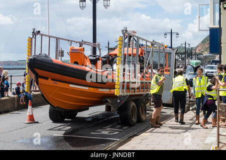 Sidmouth scialuppa di salvataggio equipaggio ritorno alla base dopo un esercizio di formazione. La città di salvataggio è non supportato dal RNLI, ma donazioni locali. Foto Stock