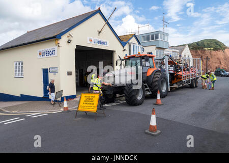 Sidmouth scialuppa di salvataggio equipaggio ritorno alla base dopo un esercizio di formazione. La città di salvataggio è non supportato dal RNLI, ma donazioni locali. Foto Stock