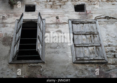 Aprire e finestra chiusa, Tripoli, Libano Foto Stock