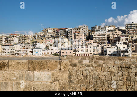 Vista la baraccopoli dalla cittadella di Raymond de Saint-Gilles, Tripoli, Libano Foto Stock