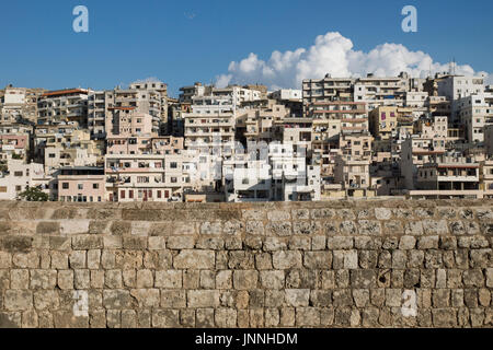 Vista la baraccopoli dalla cittadella di Raymond de Saint-Gilles con il cloud, Tripoli, Libano Foto Stock