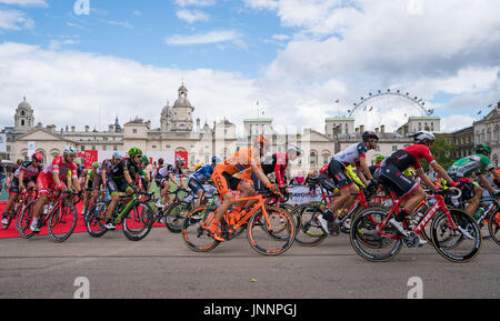 Piloti fuori dalla sfilata delle Guardie a Cavallo, Londra, all'inizio della corsa prudenzialiLondon-Surrey Classic durante il giorno due di Prudential Ride di Londra. Foto Stock