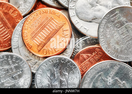 Extreme close up foto del dollaro degli Stati Uniti monete, profondità di campo. Foto Stock