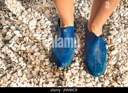 Scarpe piscina sulla spiaggia di pietra Foto Stock