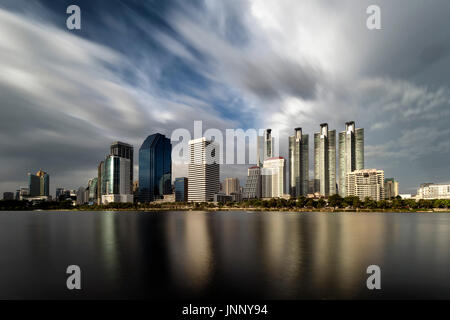 Skyline del quartiere degli affari e al Parco Benjakitti, Bangkok, Thailandia Foto Stock