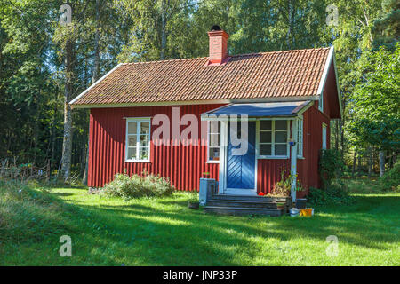 Svedese cottage estivi nel bosco Foto Stock