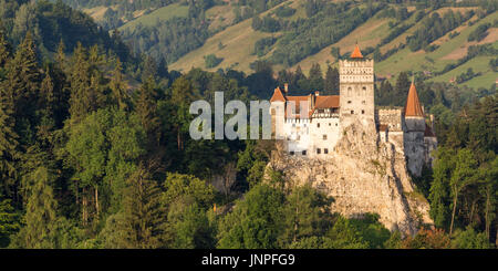 Il Castello di Dracula nella crusca di sunrise Foto Stock