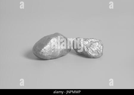 Pepite d'argento su sfondo grigio Foto Stock