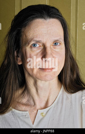 Drammatico ritratto di un triste e depresso donna adulta cercando nello spazio con scialbo occhi Foto Stock