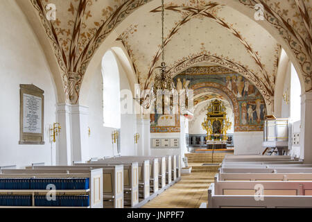 Antica chiesa romanica con dipinti medievali sulle pareti. Jorlunde, Danimarca - 24 Luglio 2017 Foto Stock