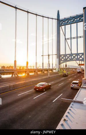 Il traffico sul Ponte Triborough, Robert F. Kennedy bridge in New York City Foto Stock