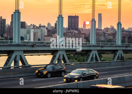 Il traffico sul Ponte Triborough, Robert F. Kennedy bridge in New York City al tramonto Foto Stock