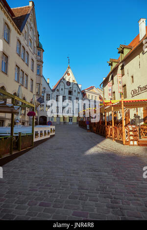 Una delle strade del centro della città vecchia di Tallinn su un estate giornata di sole Foto Stock