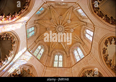 BATALHA, Portogallo - 30 Aprile 2012: la cupola di fondatori" cappella in Santa Maria della Vittoria convento decorata con incisa la configurazione stellare e numerosi Foto Stock