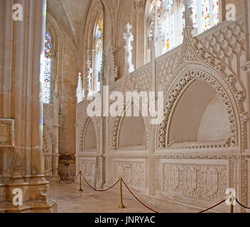 BATALHA, Portogallo - 30 Aprile 2012: le nicchie con princes' tombe nei fondatori" Cappella di Santa Maria della Vittoria convento decorata con scolpito cappotti di ar Foto Stock