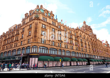 Esterno dei magazzini Harrods, Brompton Road e Knightsbridge di Londra, Regno Unito Foto Stock