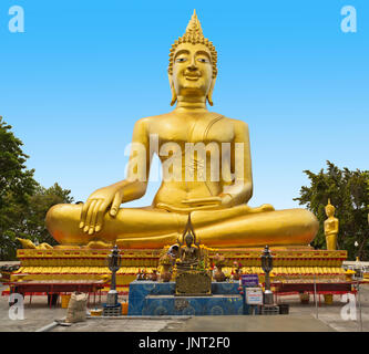 Golden statua del Buddha di Big Buddha sul cielo blu, Pattaya Thailandia Foto Stock