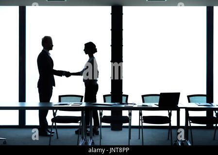 Business handshake. Concetto di partnership e il lavoro di squadra Foto Stock