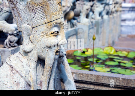 Statua di un vecchio uomo sorridente al Wat Arun (il tempio dell'alba), Bangkok, Thailandia Foto Stock