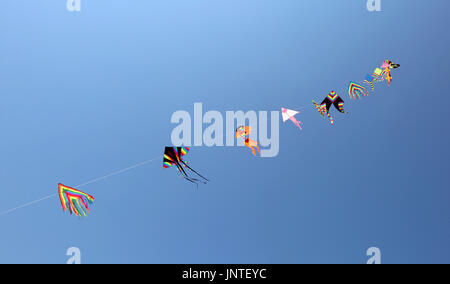 Serie di aquiloni volare nel cielo in estate Foto Stock