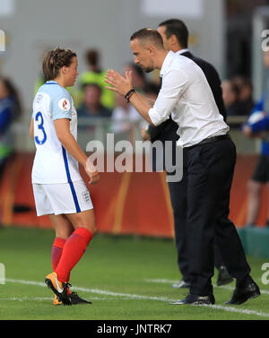 Inghilterra Manager Mark Sampson parla con l'Inghilterra del Francesca Kirby durante il femminile UEFA EURO 2017 quarti di finale corrisponde al Stadion De Adelaarshorst, Deventer. Foto Stock