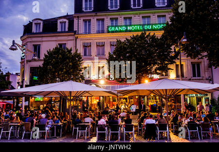 Le persone che si godono le caffetterie e ristoranti a la Place Drouet d'Erlon, Reims, Francia durante la eveming. Foto Stock