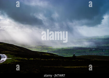 Tempesta di pioggia nella valle di Clwyd. Foto Stock