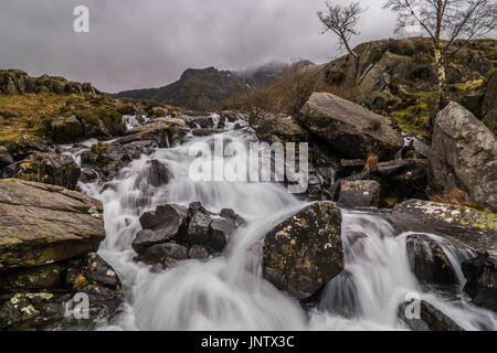 Cascata su grossi massi in una scena d'inverno. Foto Stock