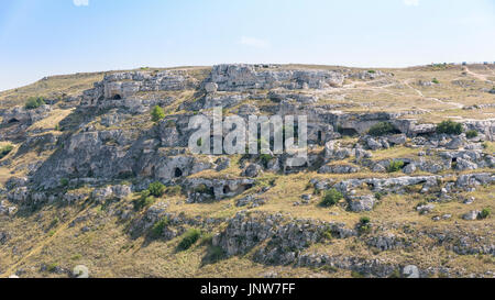 Grotte sul lato della gravina Canyon faccia Matera. Una volta usato come rifugio di pastori. Basilicata, Italia Foto Stock