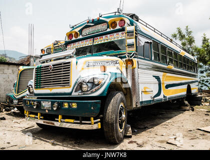 Vista sul vecchio autobus in Guatemala Foto Stock