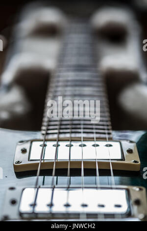 Chitarra elettrica pickup e collo vista ravvicinata unocused Foto Stock