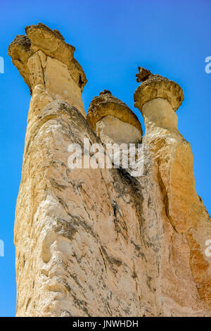 Famose formazioni geologiche noto come Camini di Fata e utilizzato come sede di alloggiamento a Goreme, Cappadocia, Turchia Foto Stock