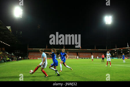 L'Inghilterra del Francesca Kirby e della Francia Karchaoui Sakina battaglia per la sfera durante il femminile UEFA EURO 2017 quarti di finale corrisponde al Stadion De Adelaarshorst, Deventer. Foto Stock