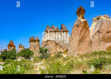 Famose formazioni geologiche noto come Camini di Fata e utilizzato come sede di alloggiamento a Goreme, Cappadocia, Turchia Foto Stock