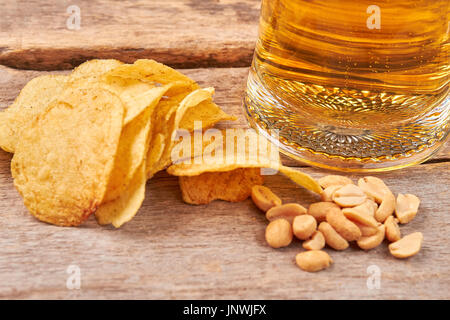 Patatine, noccioline, birra vicino. Foto Stock