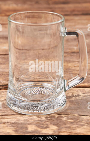 Svuotare boccale di birra isolato su sfondo di legno. Foto Stock