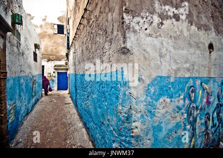 Città vecchia nelle strade di Essaouira in Marocco Foto Stock
