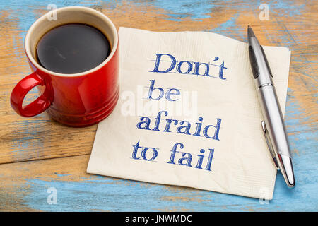 Non abbiate paura di fallire promemoria o consigli - scrittura su un tovagliolo con una tazza di caffè Foto Stock