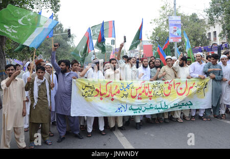 Lahore, Pakistan. 31 Luglio, 2017. Il senatore Sirajul Haq, leader del gruppo Jamaat-e-Islami Pakistan addressing (Azam-e-Ehtsab Marzo) una raccolta pubblica in Mall Road a Lahore. Credito: Rana Sajid Hussain/Pacific Press/Alamy Live News Foto Stock